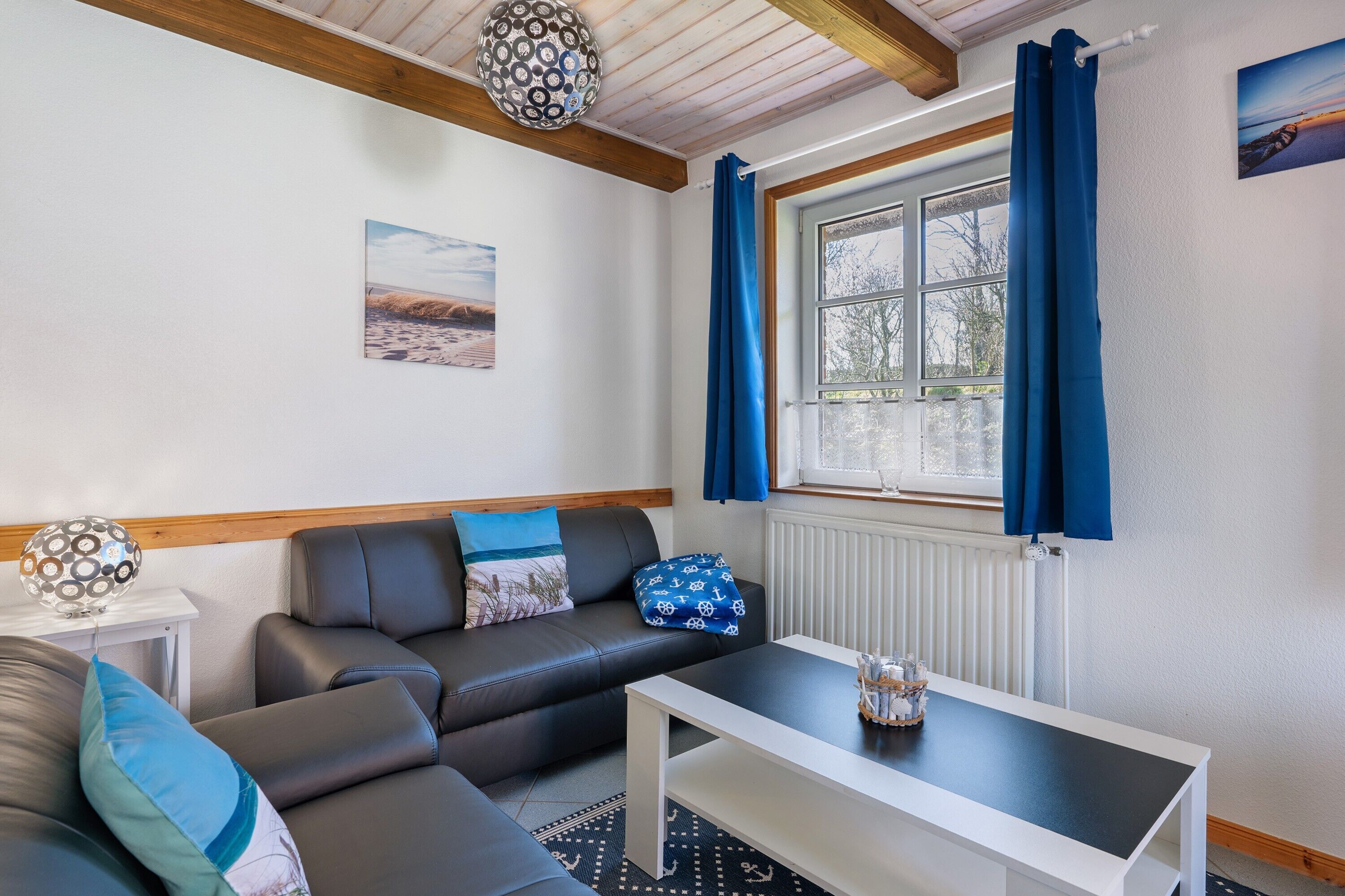 Een televisie, een dvd-speler en een stereo