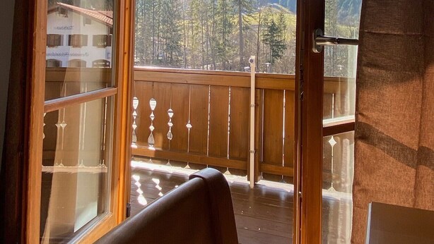 A wooden balcony with a view of a mountainous landscape. - Apartment 'Bergliebe' with Mountain View, Balcony & WiFi (Weißbach an der Alpenstraße)