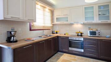 Microwave, oven, dishwasher, coffee/tea maker