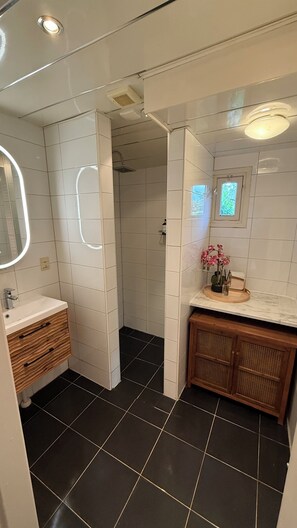 Douche, savon, papier toilette