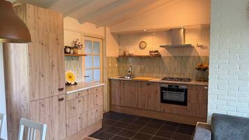 Een koelkast, een magnetron, een oven, een kookplaat