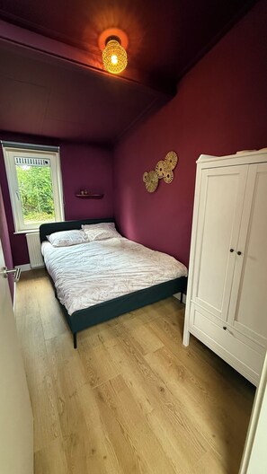 3 bedrooms, travel cot, free WiFi, bed sheets