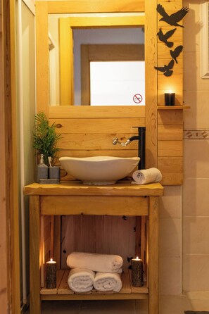 Secadora de cabello, bidet, toallas, jabón