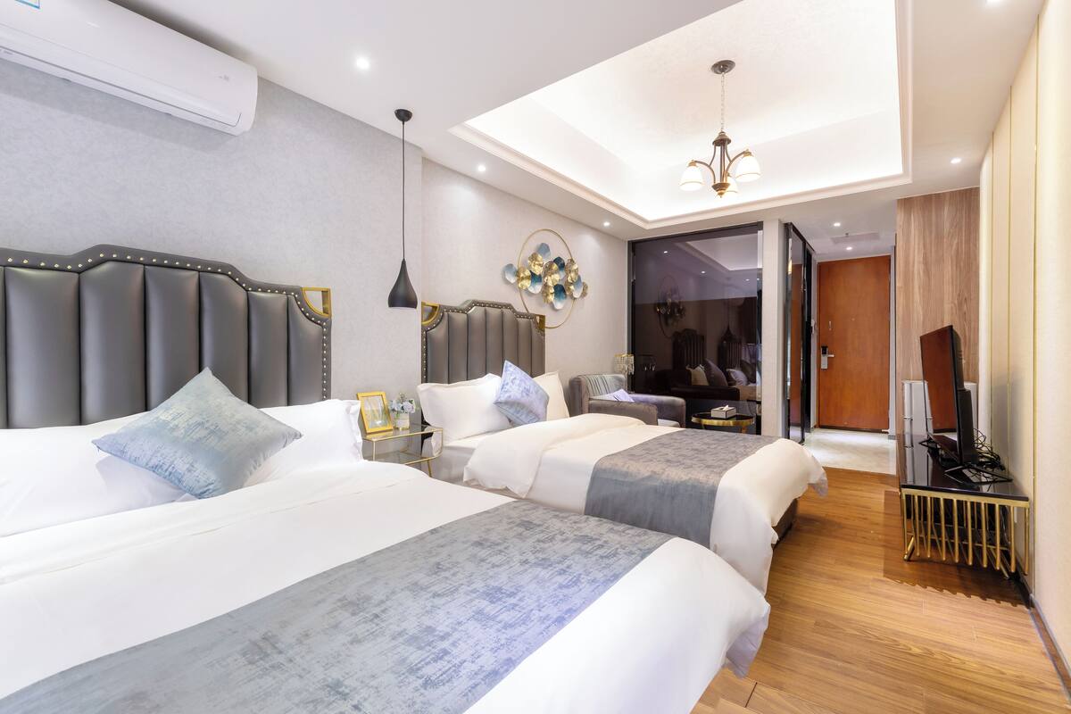 Habitación clásica con 2 camas individuales, vistas a la ciudad | Espacio para trabajar con un portátil y wifi gratis