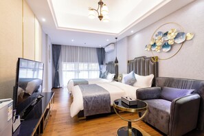 Tomannsrom – classic, byutsikt | Skrivebord for bærbar PC og wi-fi (inkludert)