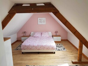 3 chambres, bureau, fer et planche à repasser, draps fournis