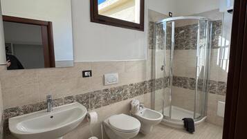 Haartrockner, Handtücher, Seife, Toilettenpapier