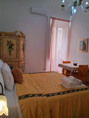 Deluxe Double Room, Non Smoking, Air conditioning | Laptop workspace, iron/ironing board, bed sheets