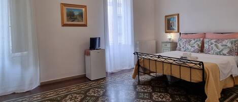 City Double Room, Non Smoking, Air conditioning | Laptop workspace, iron/ironing board, bed sheets