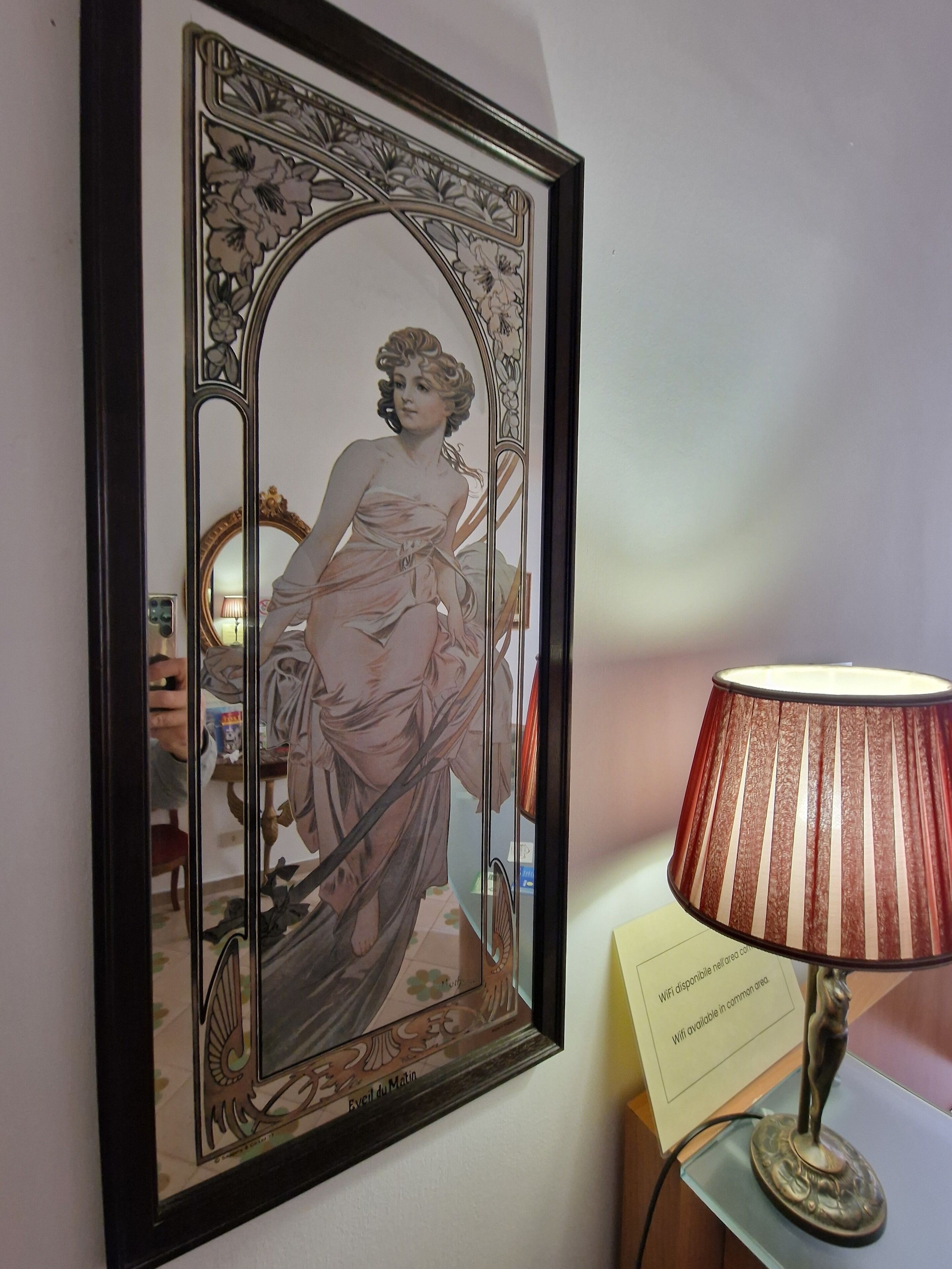 Espacio para trabajar con laptop y tabla de planchar con plancha 