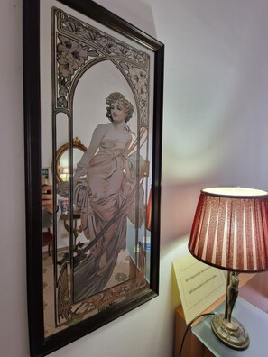 Espacio para trabajar con laptop y tabla de planchar con plancha 