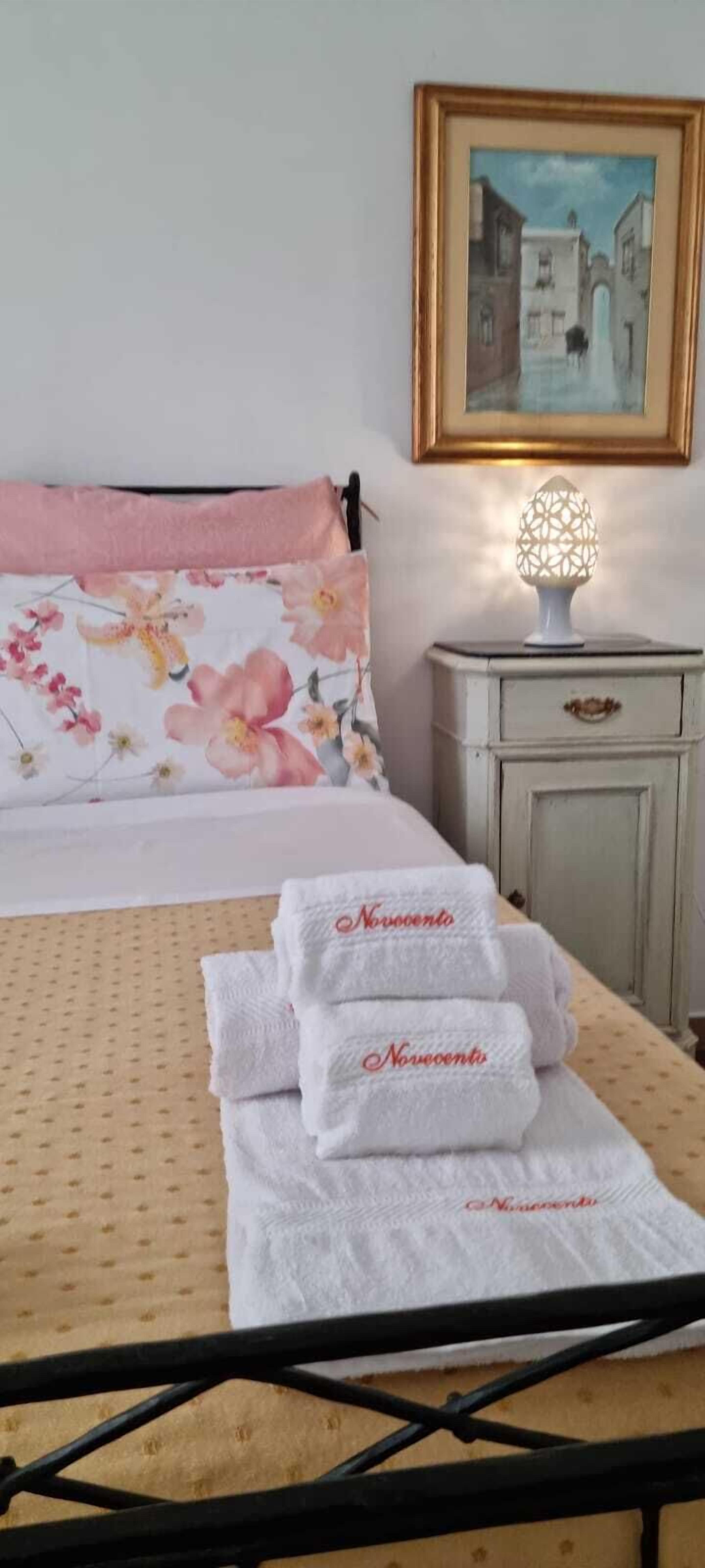 Espacio para trabajar con laptop y tabla de planchar con plancha 