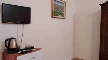 Habitació doble clàssica, no fumadors, bany privat | Espai de treball apte per a portàtils i planxa i posts de planxar