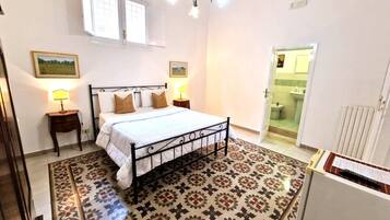 Habitación clásica doble, no fumadores, baño privado | Espacio para trabajar con un portátil y tabla de planchar con plancha