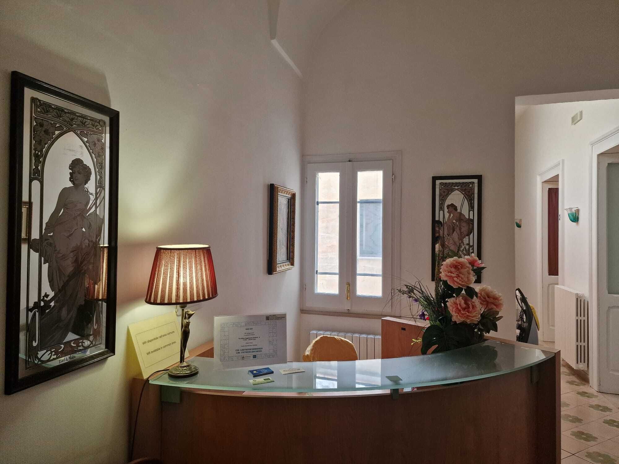 Kahden hengen kaupunkihuone, tupakointi kielletty, ilmastointi | Kannettavalle tietokoneelle sopiva työtila, silitysrauta/-lauta