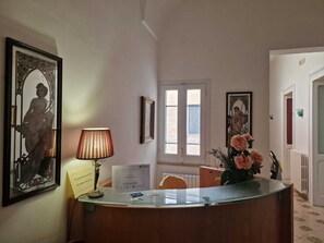 Espacio para trabajar con laptop y tabla de planchar con plancha 