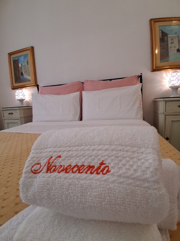 Espacio para trabajar con laptop y tabla de planchar con plancha 