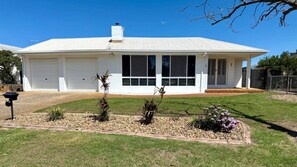 Exterior - Relax at the Poolside Escape (BANKSIA BEACH)