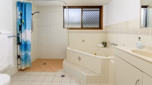 Shower, bidet, towels - Relax at the Poolside Escape (BANKSIA BEACH)