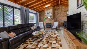 TV - Relax at the Poolside Escape (BANKSIA BEACH)