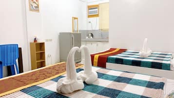 Deluxe Twin Room | In-room safe, desk, laptop workspace, blackout drapes