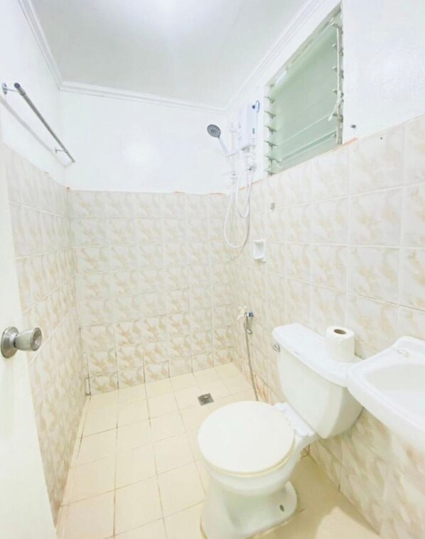Shower, free toiletries, hair dryer, slippers - Glo's Space Boracay Dmall (Boracay Island)