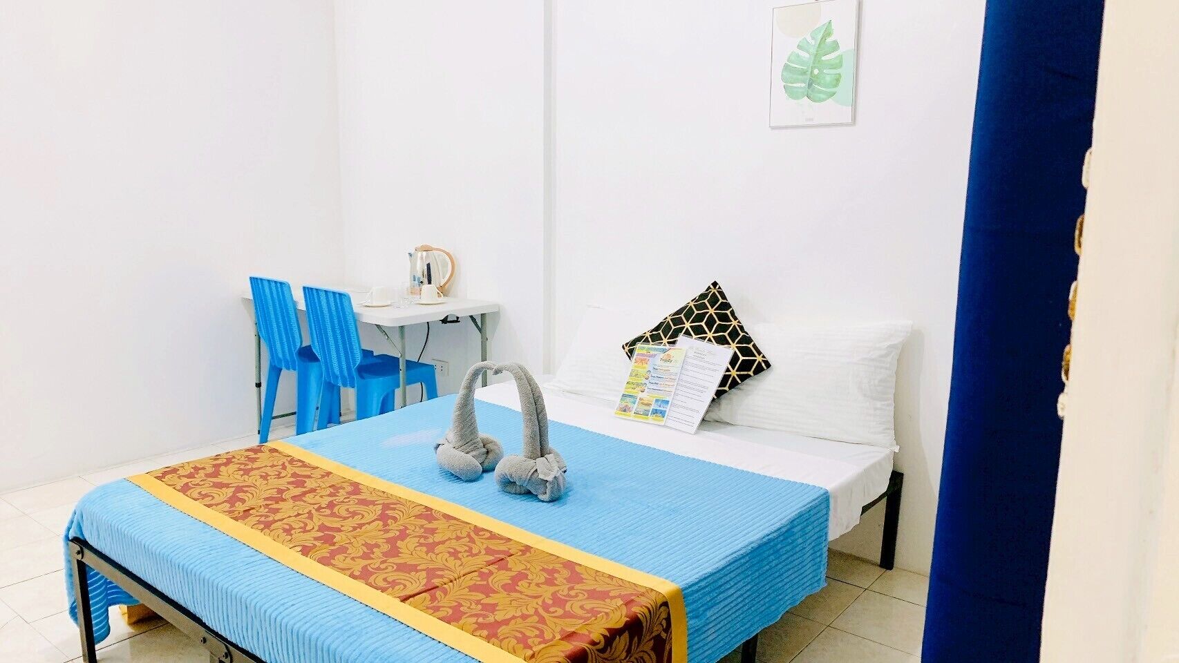 Una habitación con una cama, un escritorio y una silla.