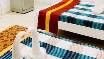 Habitación Deluxe con 2 camas individuales | Caja de seguridad en la habitación y escritorio