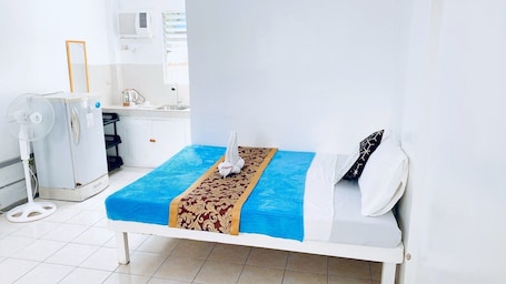 Caja de seguridad en la habitación y escritorio . Glo's Space Boracay Dmall