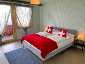 3 bedrooms, desk, travel cot, WiFi - Concierge, Lake Thun/Alps Scenic Views by SwissHut (Sigriswil)