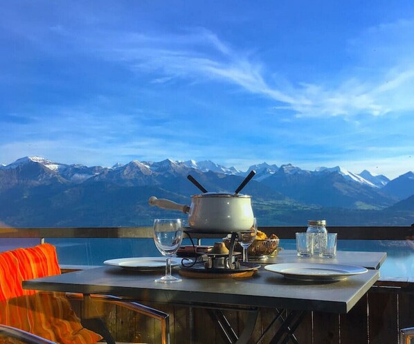 Outdoor dining - SwissHut Stunning Views Alps & Lake - Chalet Emmit (Sigriswil)