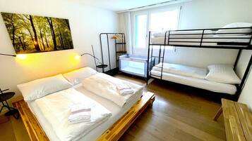 1 bedroom, desk, travel crib, WiFi