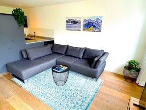 TV, fireplace - SwissHut Modern 10min Interlaken West Station - Apart. Blume 1 (Interlaken)