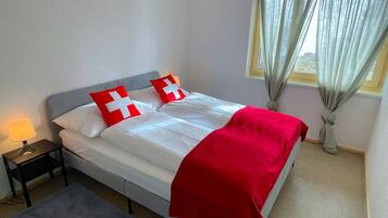 1 slaapkamer, een bureau, reisbedje, wifi