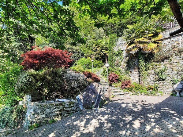 Property grounds - Apartment in Casa nel Blu with Pool - ground floor (Trarego Viggiona)