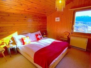3 bedrooms, travel crib, WiFi, bed sheets
