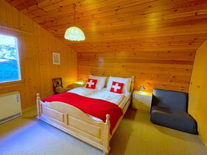 3 bedrooms, travel crib, WiFi, bed sheets