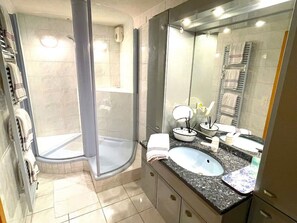 Douche, sèche-cheveux, serviettes fournies