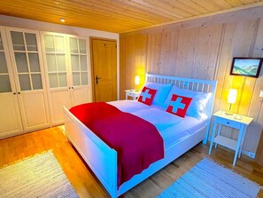 2 soverom, skrivebord, reiseseng for barn og wi-fi