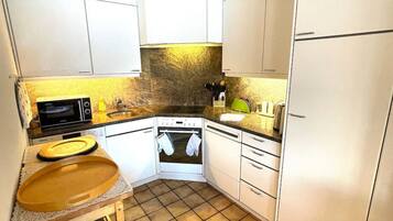 KĂŒhlschrank, Mikrowelle, Ofen, Herdplatte