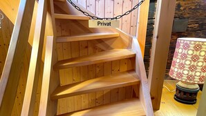 A wooden staircase with a 'Privat' sign, leading to a lower level. - Concierge, Lake Thun/Alps Scenic Views by SwissHut (Därligen)