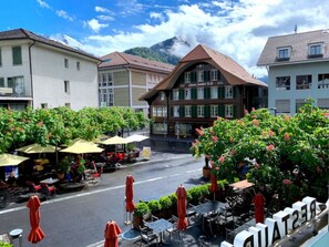 Outdoor dining - SwissHut Stunning Views Alps & Lake - Apart. Erli Down (Därligen)