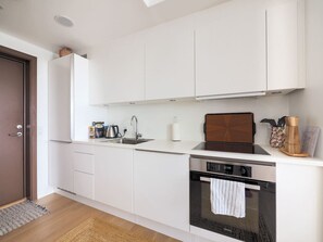 Oven, stovetop, dishwasher, cookware/dishes/utensils