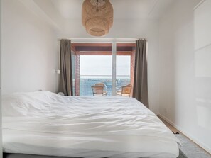 1 bedroom, desk, WiFi, bed sheets
