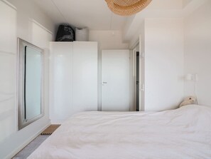 1 bedroom, desk, WiFi, bed sheets