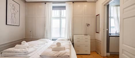 1 habitación, tabla de planchar con plancha, cuna de viaje y wifi