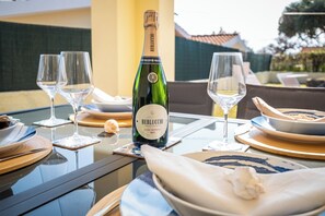 Outdoor dining - Modern villa 5 minutes walk from the beach - AC, WIFI, BBQ and FREE PARKING (Costa Rei)