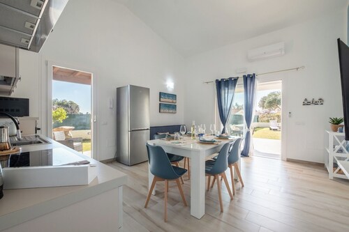 Modern villa 5 minutes walk from the beach - AC, WIFI, BBQ and FREE PARKING