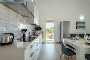 Fridge, microwave, oven, stovetop - Modern villa 5 minutes walk from the beach - AC, WIFI, BBQ and FREE PARKING (Costa Rei)