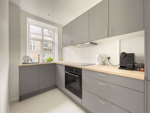 Fridge, oven, stovetop, coffee/tea maker
